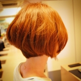 ハイトーンのおしゃれな前下がりアゴラインボブ